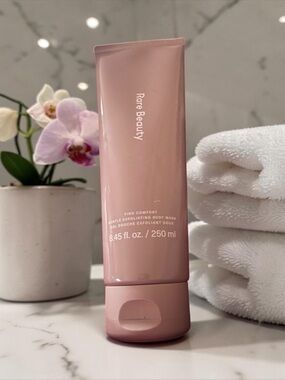 Rare Beauty Find Comfort Gentle Exfoliating Body Wash - Blush Pink Tube